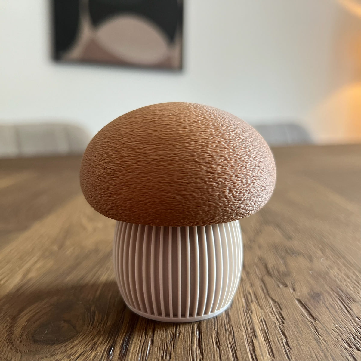 3D geprinte paddenstoel decoratie – sfeerfoto op houten tafel